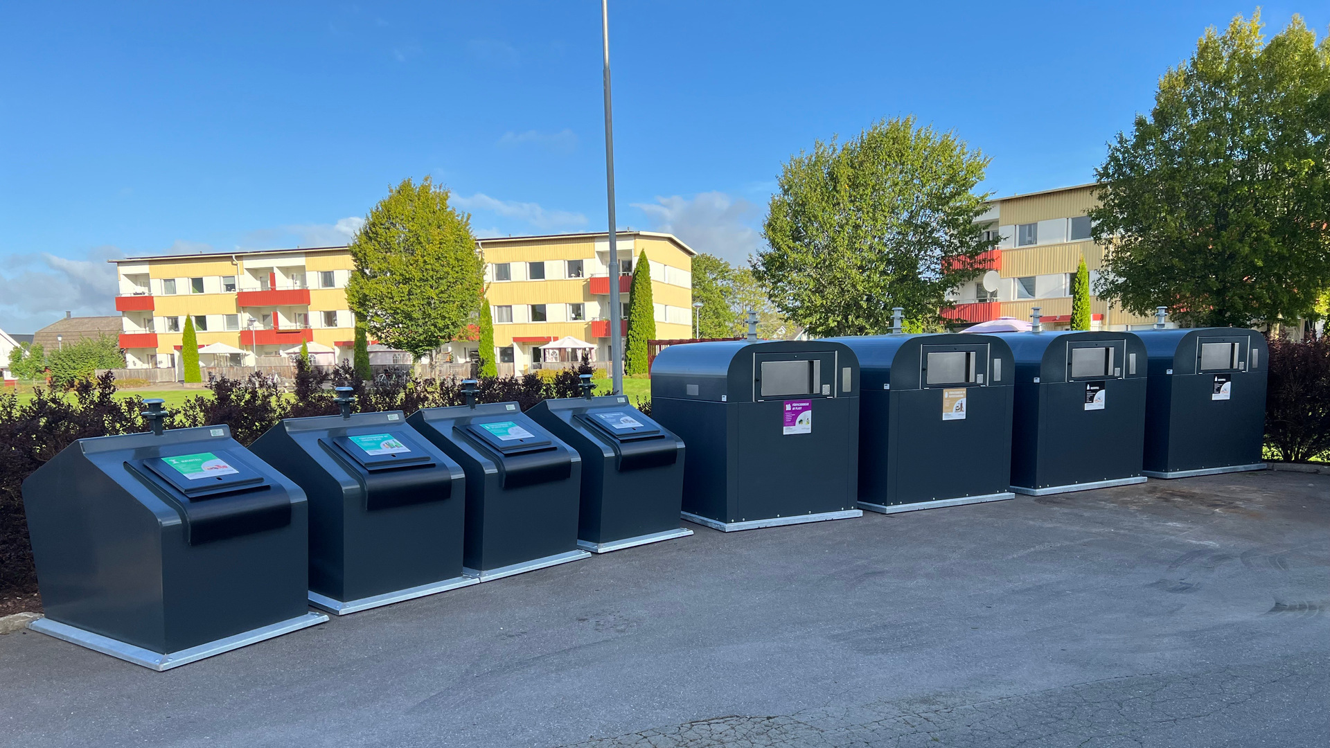 Första kompletta uppsättningen markstående krantömmande behållare på plats